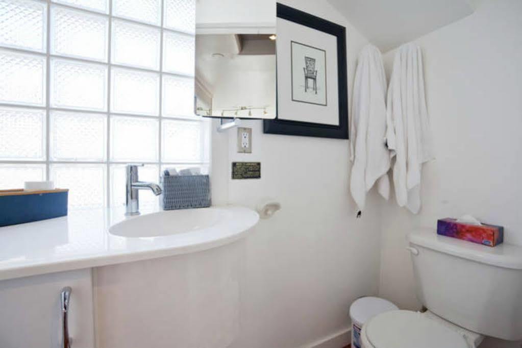 Fisherman'S Wharf Bed & Breakfast Виктория Экстерьер фото